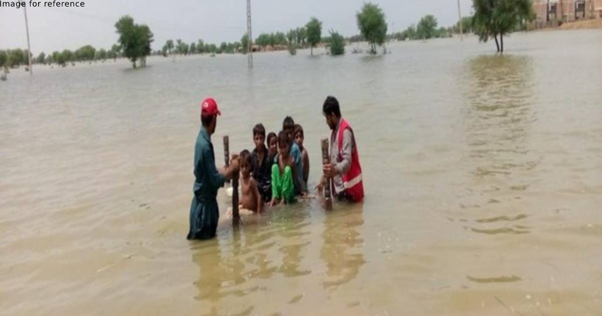 Pakistan appeals for more aid as 400 children dead in floods